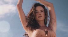 Alessandra Ambrosio, bălăceală pe plajele Braziliei