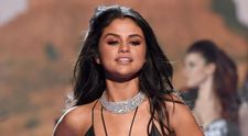 Selena Gomez a reusit sa fie sexy intr-o tinuta lejera. Cum arata atunci cand nu se asteapta sa fie fotografiata