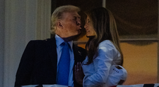 Momentul viral când Donald Trump o sărută pe gură pe soția lui, Melania Trump. Cei doi au sărbătorit 4 iulie la Casa Albă