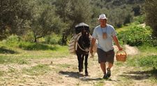 Farsa de zile mari facuta de fermieri lui Nea Rata. S-a lasat cu hohote de ras. Totul a fost filmat
