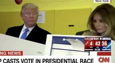 Gestul făcut de Donald Trump în urmă cu patru ani, în timp ce Melania punea ștampila pe buletinul de vot. Imaginea face înconjurul internetului chiar și astăzi