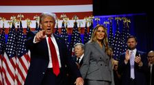 Melania Trump, ravisantă într-o rochie cu buline, în ziua votului. Soția lui Donald Trump este o femeie superbă și foarte sofisticată, mereu în ton cu moda