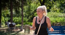 Giulia Nahmany preia șefia la bucătărie și devine subiectul ironiilor în casă. ”Mulsul vacii”, punctul culminant