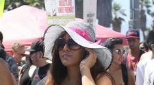Concurs topless. Sute de participante au aparut in sanii goi, dar e un lucru pe care nimeni nu il observa. FOTO