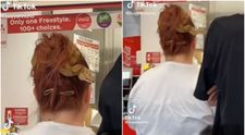 Apariție șocantă la fast food. O femeie a venit cu un șarpe în păr: Elasticele se pierd ușor, a luat ce avea la îndemână