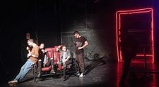 Taximetriști, piesa de teatru pe care trebuie să o vezi, mai ales dacă ești taximetrist