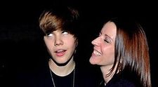 Mama lui Justin Bieber a fost abuzata sexual in copilarie
