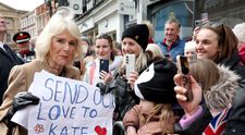 Gestul emoționant al reginei Camilla după ce Prinţesa de Wales a primit diagnosticul crunt. Aflată în fața unei mulțimi de oameni, soția regelui Charles și-a arătat empatia