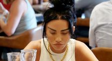 Cum poate să arate fața lui Katie Price după ultima operație estetică în Turcia, pe care a dat 10.000 de euro! Vedeta a fost surprinsă de paparazzi FOTO