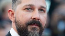 Video șocant! Shia LaBeouf, filmat în timp ce se pregătea să se bată cu mai mulți bărbați pe stradă, în fața unei cârciumi: ”Sunt chiar aici, ticăloșilor”