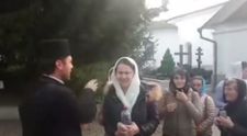 VIDEO Gestul preotului față de enoriașii săi. Clipul a ajuns viral pe rețelele de socializare