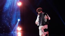 A pășit desculț pe scenă și a făcut show total la Românii au talent 2025! Andi Moisescu l-a jurizat în picioare pe Misha Grossu: „Ai reușit să reinventezi povestea acordeonului! Ai toată admirația mea!”