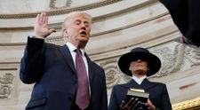 Ce cărți a ținut în mână Melania Trump la ceremonia de învestire a lui Donald Trump. Gestul președintelui care a atras atenția publicului: „De ce nu a făcut asta?”