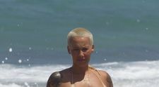 A renuntat si la sutien. Cum a fost surprinsa Amber Rose in timp ce se afla la plaja