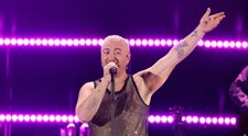 Sam Smith, lipsă totală de inhibiții. Artistul a apărut pe Instagram în chiloți, ciorapi plasă și o bluză din dantelă