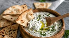 Cea mai bună rețetă de tzatziki, dezvăluită de o bunică din Grecia. Care este trucul care face sosul irezistibil