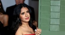 Salma Hayek, la 59 de ani: „Încă dansez!” Actrița a sărbătorit pe iaht în costum de baie roșu și le mulțumește fanilor pentru dragoste