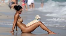 Și-a scos cățelul la plimbare în cel mai sexy costum de baie. Apariția cu care Ambra Gutierrez s-a făcut remarcată