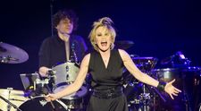 Cainele Patriciei Kaas se crede la Opera. N-o sa va vina sa credeti ce bine canta patrupedul