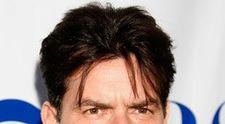 Charlie Sheen i-a jignit pe producatorii de la 