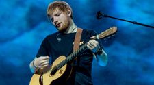 FOTO Ed Sheeran, în halat Versace în livada unei pensiuni din Snagov. Cum a pozat artistul