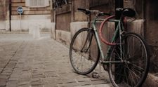 Ai o bicicletă veche și nu vrei să renunți la ea? O poți transforma într-un obiect decorativ pentru grădină