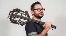 Pedro Reyes, artistul care transformă mitralierele în viori și puștile în lopeți