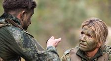 Regina Olandei a apărut în uniformă militară și cu fața vopsită ca un soldat. Gestul său sparge tiparele legate de monarhie