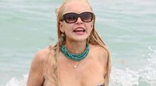 Lindsay Lohan a ramas topless fara sa vrea! Uite AICI!