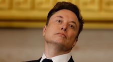 Elon Musk a vrut să demonstreze că imigranții iau cu asalt cu topoare și cuțite un spital din Marea Britanie, dar a postat o poză din Batman! 