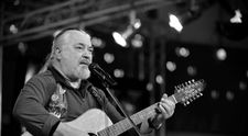 Imagini sfâșietoare cu sicriul în care Nicu Covaci își doarme somnul de veci! Trupul neînsuflețit al artistului a fost depus la Filarmonica din Timișoara