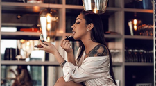 VIDEO Iubita lui Speak și-a deschis salon de make-up