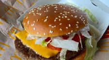 Cât de periculoasă este infecția cu E. Coli? Zeci de oameni s-au îmbolnăvit, iar un altul a murit, după ce au mâncat hamburgeri de la McDonald’s, în SUA