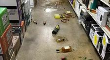 A vandalizat un întreg magazin de băuturi alcoolice și mai apoi a adormit în baie! Imaginile hilare surprinse de camerele de supraveghere