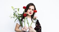 Raluca Radu, semifinalistă la Vocea României, a lansat oficial prima sa piesă  – „ALAI”, o poveste muzicală despre femei, folclor crud și copt, și focul care arde