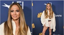 La 55 de ani se îmbracă mai provocator decât tinerele de 20. Jennifer Lopez, într-o fustă … „invizibilă” la cea mai recentă apariție