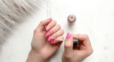 (P) Unghiile cu gel – ce este această manichiură și care este impactul acesteia asupra sănătății?