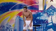 Rares Deac si-a incordat muschii stomacului pe muzica, la “Romanii au talent”
