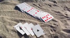 Un truc cu carti care se poate face numai pe nisip. N-are cum sa nu-ti iasa din prima: e super simplu, dar efectul e WOW: VIDEO
