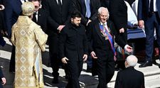 Volodimir Zelenski, aplaudat de mulțime la sosirea în Piața Sfântul Petru pentru înmormântarea Papei Francisc