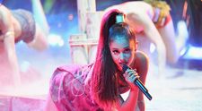 Ariana Grande, acuzată că a copiat ținuta unui travestit în videoclipul piesei ”7 Rings”