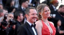 Elijah Wood, Frodo din „Stăpânul inelelor”, și soția sa au atras toate privirile prin chimia lor evidentă pe covorul roșu de la Festivalul de Film de la Cannes. „Uitați-vă la el cum o privește!”