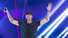 Anna Kournikova a fost ovaționată de către fanii lui Enrique Iglesias. Momentul tandru surprins la concertul de la Vancouver: „Ce cuplu frumos!”