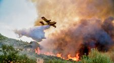 O femeie a aruncat o țigară și a incendiat o întreagă insulă din Grecia. Ce urmează acum pentru ea