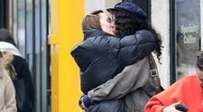 Nu îi pasă de nimeni și nimic! Celebra actriță și-a sărutat pasional iubita în văzul lumii! Detaliul bombă surprins de paparazzi