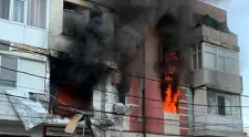 Explozie urmată de incendiu într-un bloc din Brăila: „Au sărit geamurile.. am zis că a fost bombardament!”. De la ce s-a produs deflagrația