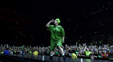 Billie Eilish susține că nimeni nu ar trebui să își asundă corpul pentru a evita hărțuirile