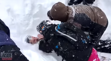 Imagini dramatice cu un barbat gasit ingropat dupa o avalansa! Cum a rezistat sub zapada