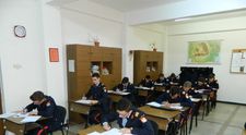 Elevul din Alba Iulia, care s-a aruncat de la etajul 4 al școlii, a lăsat un bilet de adio. Cuvintele sfâșietoare adresate familiei