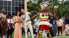 Meghan Markle, ținută controversată în Nigeria. Mesajul clar pe care a vrut să-l transmită familiei regale